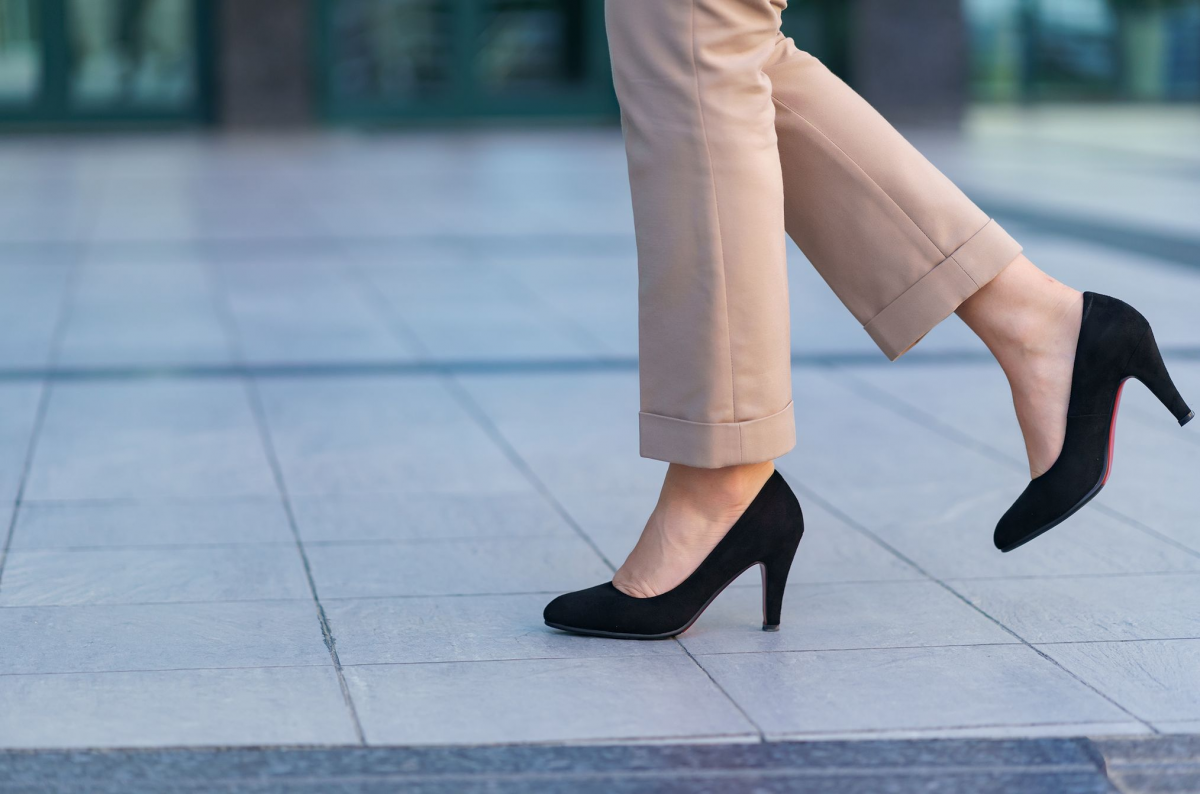 Seorang wanita menggunakan high heels 